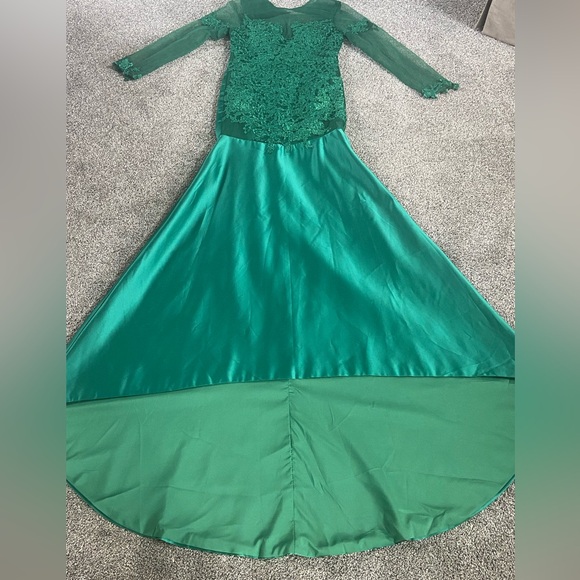 Elegant Green Sheer- Lace & Satin Dress - Picture 13 of 16